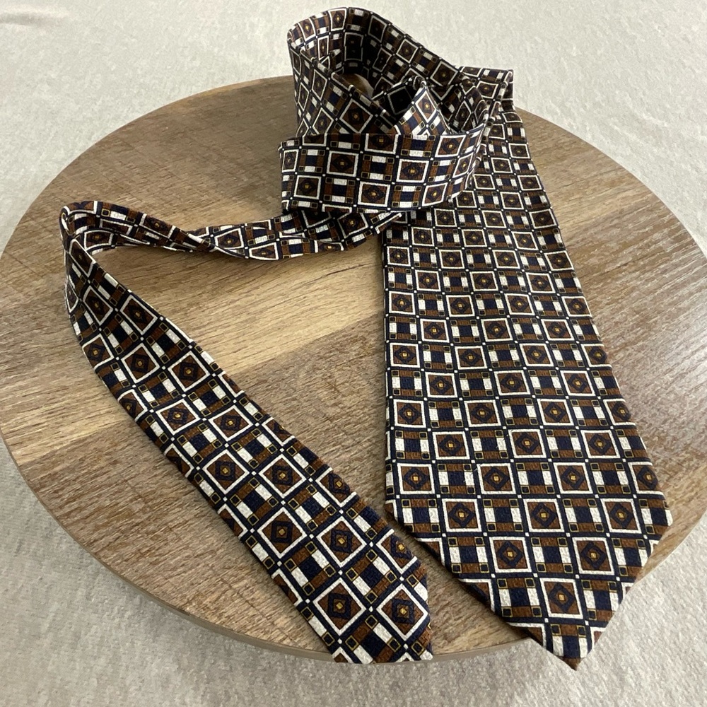 GEOFFREY BEENE 100% ITALIAN SILK MEN’S NECK TIE COLOR: NAVY,WHITE AND BROWN